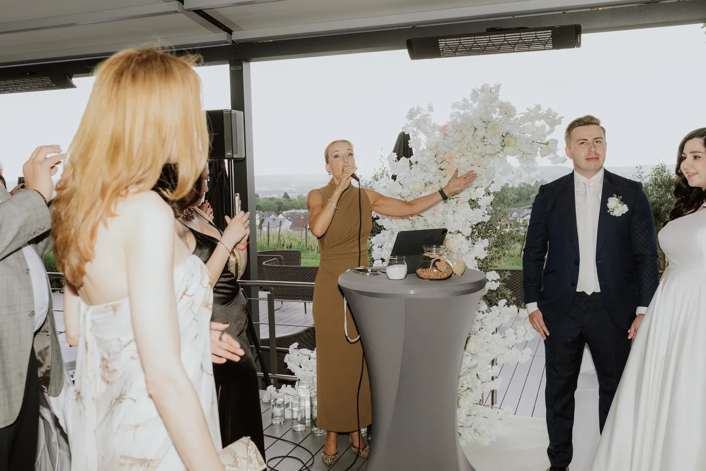 Juliette moderiert eine Hochzeit vor den Gästen